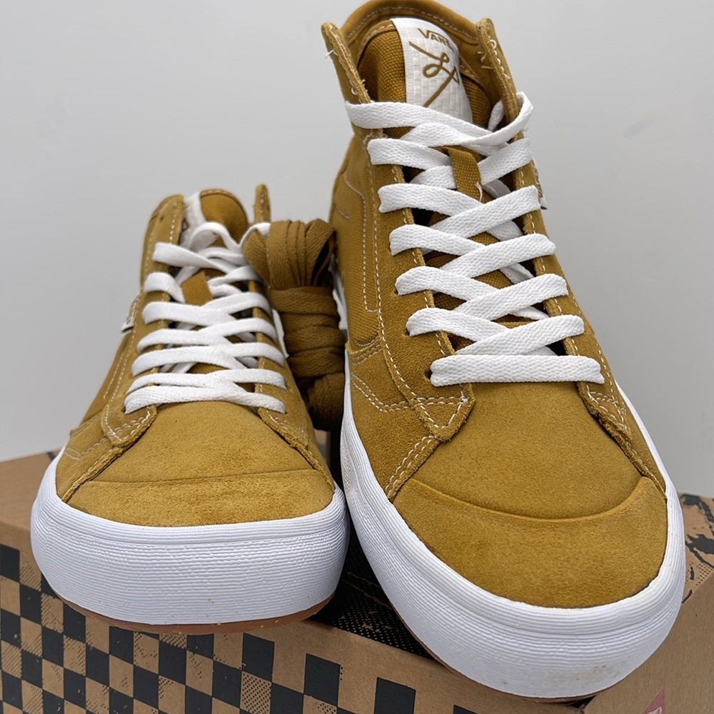 Vans WMNS High-Top Sneakers - Mustard White The Lizzie
Gold/White
VN0A4BX1GLW - Picture 5 of 16